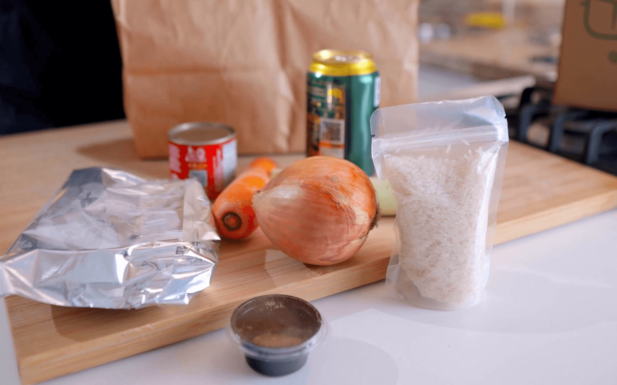 Conteúdo de um kit Saboreô: ingredientes porcionados.